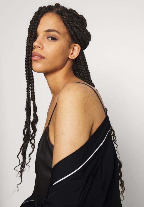 femei halat amanda din satin halat negru Anna Field22841088