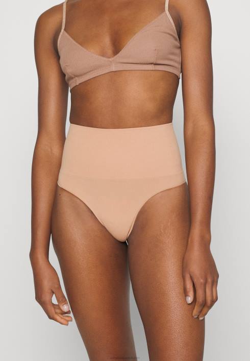 femei haine modelate nud Anna Field22841036