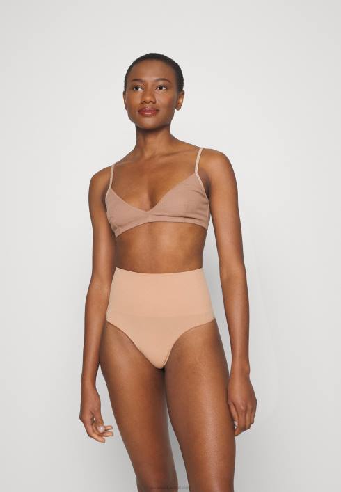 femei haine modelate nud Anna Field22841036