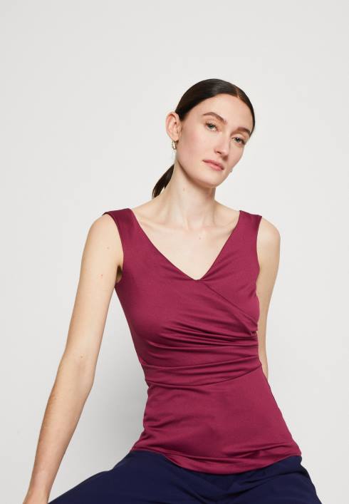 femei sus roșu închis Anna Field2284472