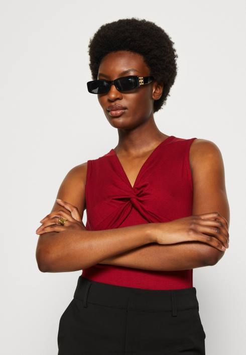 femei sus roșu închis Anna Field2284480