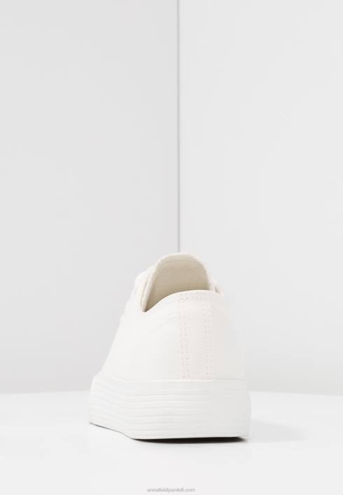 femei antrenori albi Anna Field22841181